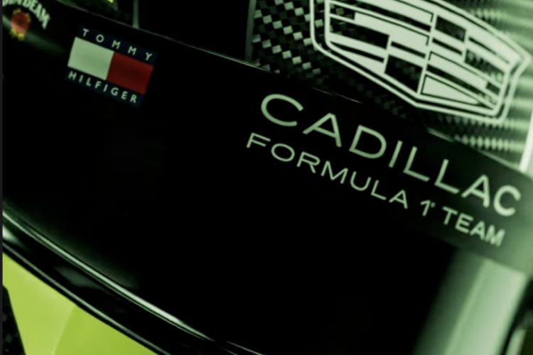 “Checo” Pérez presenta un nuevo casco para el arranque de los test en Bahréin 2026