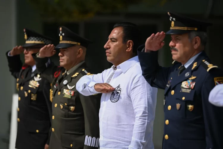 Eduardo Ramírez Aguilar asiste a conmemoración del Día de la Bandera