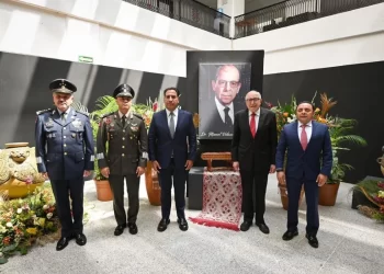 Gobernador impone medalla “Dr. Manuel Velasco Suárez” al Dr. David Kershenobich