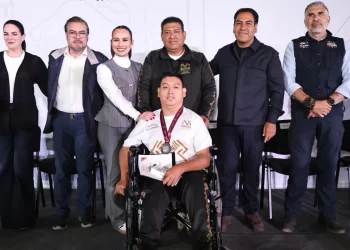 Entrega Eduardo Ramírez becas al mérito deportivo y relojes del programa Mujer Segura a atletas