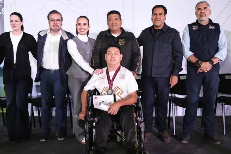 Entrega Eduardo Ramírez becas al mérito deportivo y relojes del programa Mujer Segura a atletas