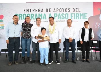 Eduardo Ramírez y Paco Chacón entregan apoyos del programa A Paso Firme