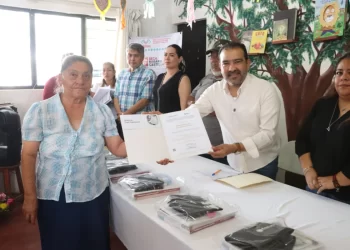Icheja entrega becas “Rosario Castellanos”, constancias de alfabetización y módulos en El Jobo