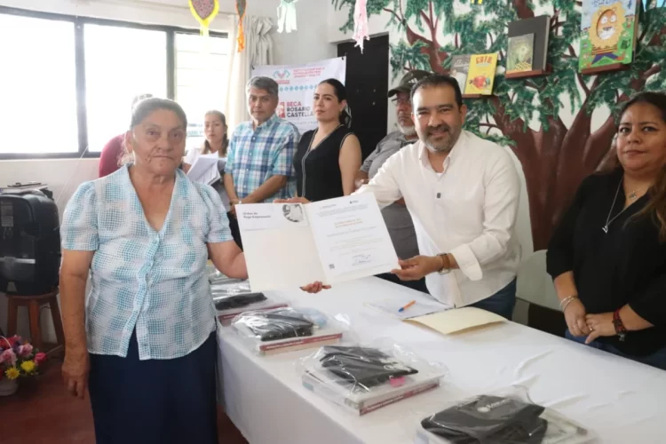 Icheja entrega becas “Rosario Castellanos”, constancias de alfabetización y módulos en El Jobo