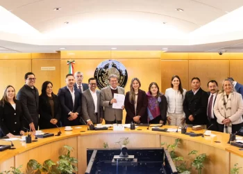 Comitiva entrega al Congreso de la Unión iniciativa de reforma a Ley Federal de Armas de Fuego y Explosivos