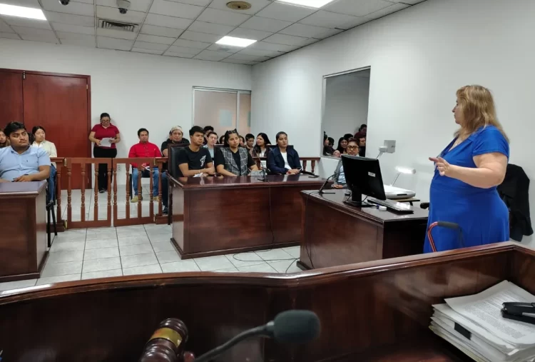 Poder Judicial recibe en visita guiada a estudiantes de la Unich