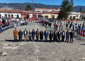 Encabeza Fabiola Ricci conmemoración del Día de la Bandera