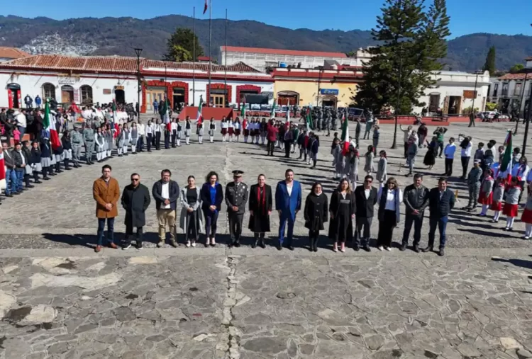 Encabeza Fabiola Ricci conmemoración del Día de la Bandera