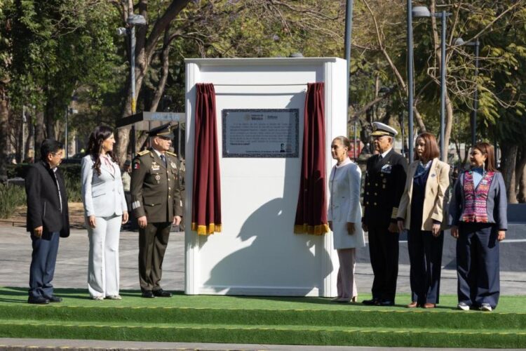 Sheinbaum encabezó Marcha de la Lealtad; develó placa conmemorativa