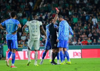 Suavizan castigo a Gignac tras reclamos al árbitro