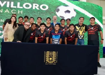 Jóvenes de la UNACH sostienen un encuentro con el escritor Juan Villoro