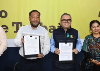 Firma administración central de la UNACH el contrato colectivo de trabajo con el Staunach
