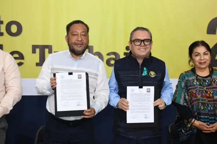 Firma administración central de la UNACH el contrato colectivo de trabajo con el Staunach