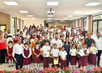 Realizan la entrega de becas federales “Artemio López” en Berriozábal