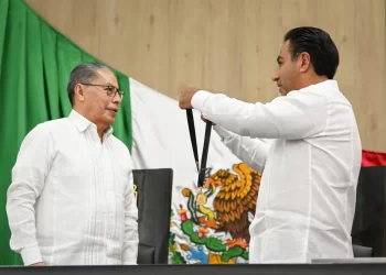 Gobernador Eduardo Ramírez Aguilar impone medalla “Ángel Albino Corzo Castillejo” a Florentino Pérez