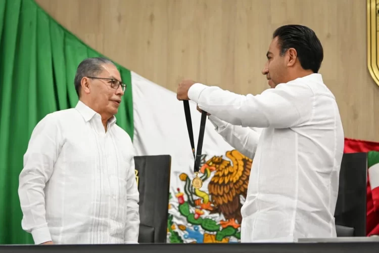 Gobernador Eduardo Ramírez Aguilar impone medalla “Ángel Albino Corzo Castillejo” a Florentino Pérez