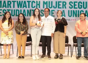 Entrega Eduardo Ramírez dispositivos del Programa Mujer Segura a estudiantes de la Unicach