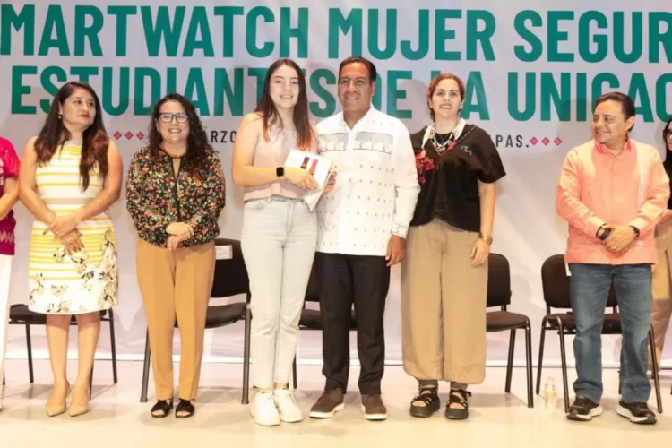 Entrega Eduardo Ramírez dispositivos del Programa Mujer Segura a estudiantes de la Unicach