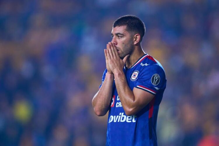 Nicolás Larcamón se resigna a la salida de Erik Lira y ya tiene a su reemplazo en Cruz Azul