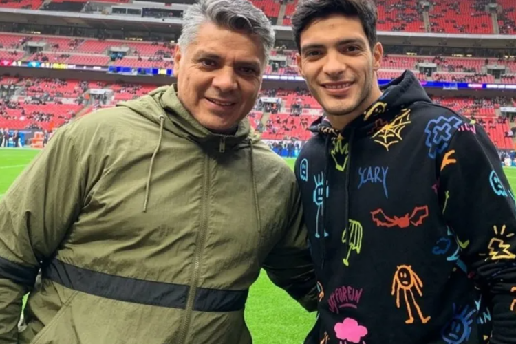 Uno de los pilares en la carrera de Raúl Jiménez se fue, falleció su padre a los 62 años