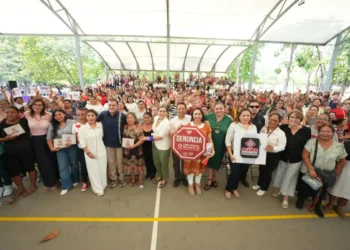 Jorge Llaven y Marian Vázquez entregan relojes “Mujer Segura” a usuarias del Cejum