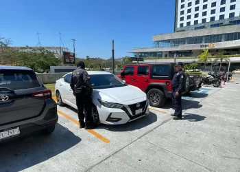 Para prevenir robos de vehículos, FGE inicia operativo en plazas comerciales de Tuxtla