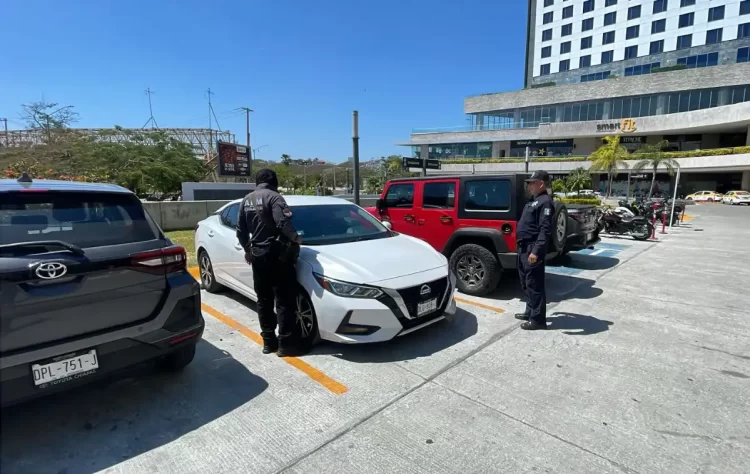 Para prevenir robos de vehículos, FGE inicia operativo en plazas comerciales de Tuxtla