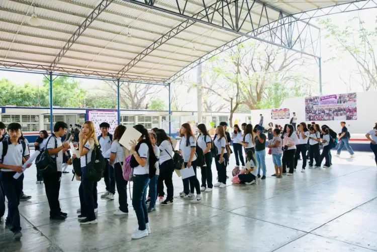 Refuerzan seguridad de estudiantes con dispositivos “Mujer Segura” en Cobach