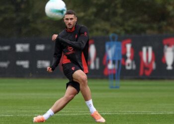 ¡Ilusión total! Santi Gimenez presume su recuperación; ya entrena con el Milan