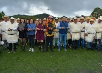 Inaugura Ayuntamiento pavimentación en la comunidad El Escalón, en SCLC