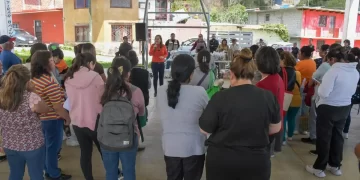 Gobierno municipal escucha y atiende a familias del barrio Ojo de Agua