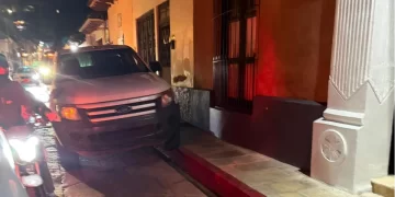 Tránsito Municipal retira vehículo que obstruía paso peatonal y parada de transporte público
