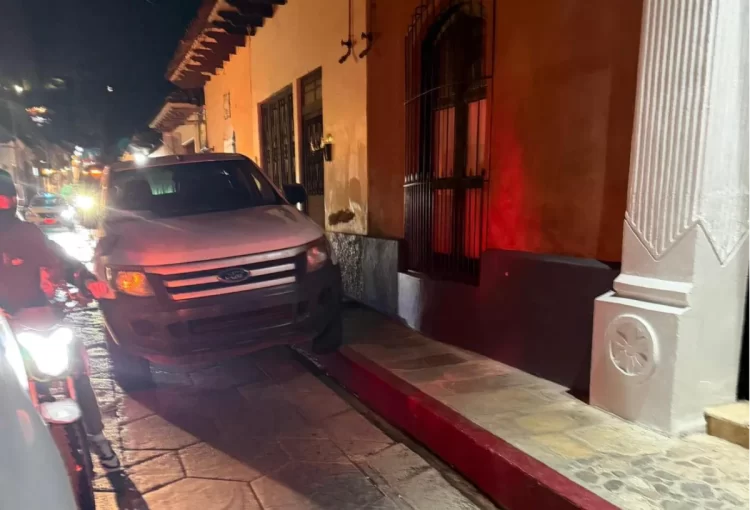 Tránsito Municipal retira vehículo que obstruía paso peatonal y parada de transporte público