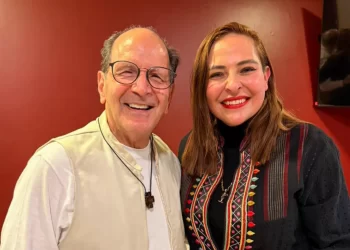 Se reúne Fabiola Ricci con el sacerdote Alejandro Solalinde