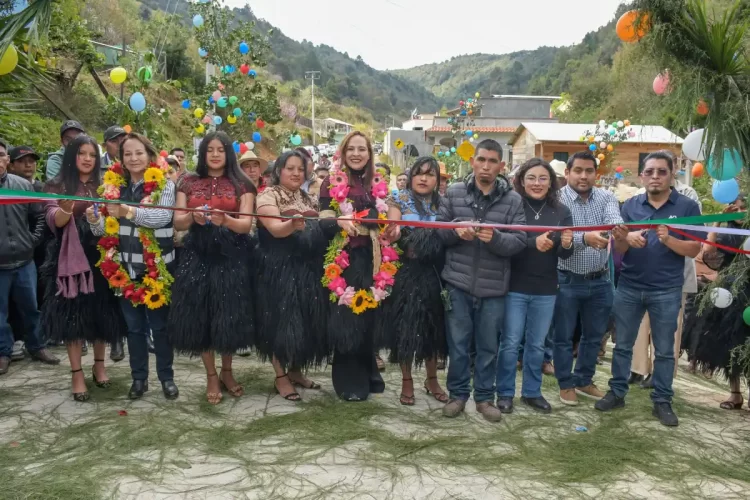 Inauguran pavimentación con concreto hidráulico en la comunidad Taza de Agua