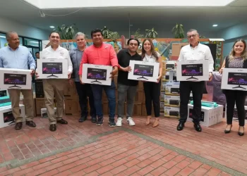 Seinfra entrega equipos de cómputo para dignificar el trabajo de su personal