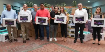 Seinfra entrega equipos de cómputo para dignificar el trabajo de su personal