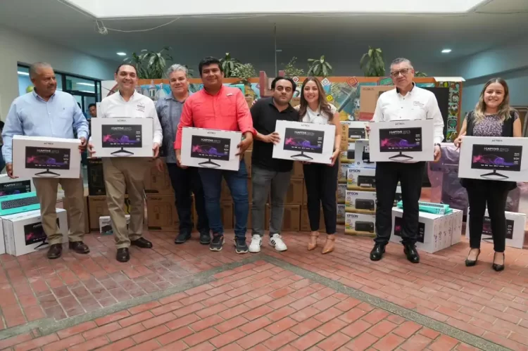 Seinfra entrega equipos de cómputo para dignificar el trabajo de su personal