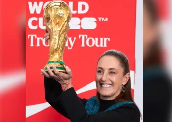 Claudia Sheinbaum levanta el trofeo de la Copa del Mundo