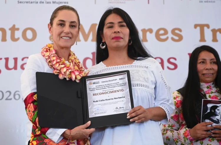 En Oaxaca, Presidenta reconoce a mujeres traductoras 