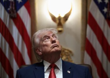 Trump amenaza con destrucción de total de plantas en Irán