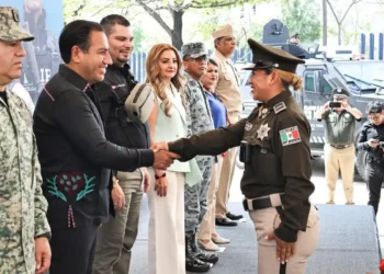 Eduardo Ramírez entrega cámaras corporales y chalecos con placas balísticas a elementos de la SSP