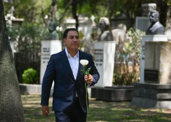 Visita Eduardo Ramírez la última morada de Rosario Castellanos