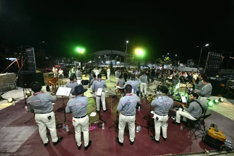 Espectacular presentación de la Orquesta Paz y Humanismo en Puerto Madero 