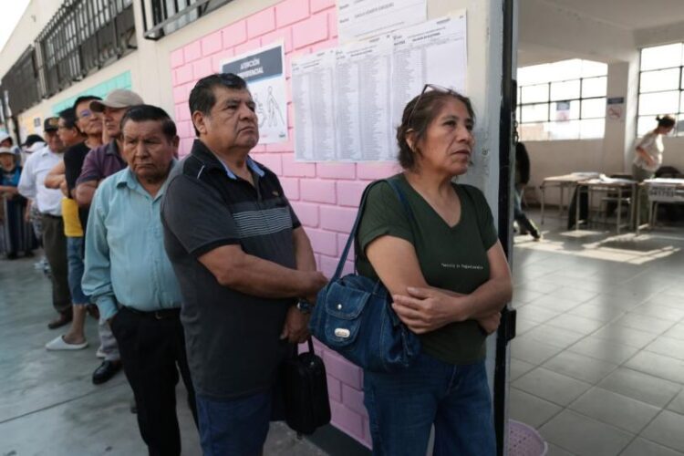 Perú define de entre 35 candidatos a su próximo presidente