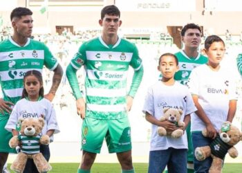 Ositos de peluche y juguetes en la cancha del Santos Laguna