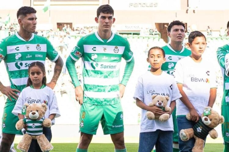 Ositos de peluche y juguetes en la cancha del Santos Laguna