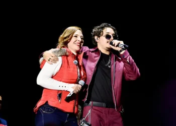 Más de 40 mil asistentes al concierto de Gabito Ballesteros corean sus canciones