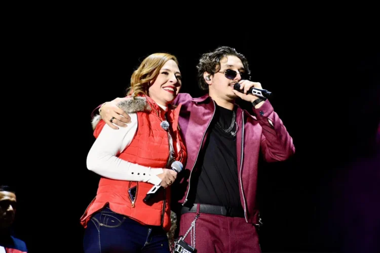 Más de 40 mil asistentes al concierto de Gabito Ballesteros corean sus canciones