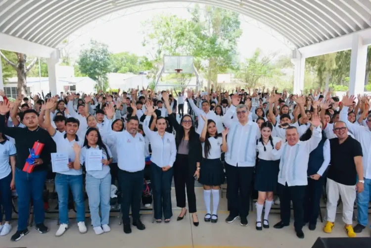 Reconocen logros de alumnas y alumnos del Cobach
